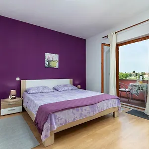 https://sunny-apartment-valbandon.in-istria.net
